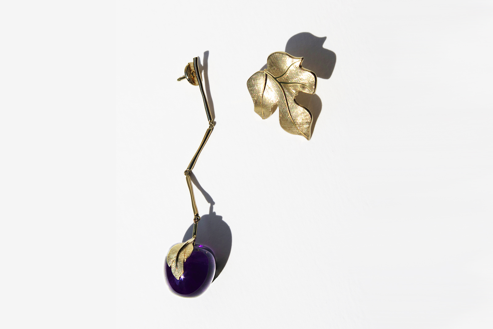  Francis de Lara Adam & Eve asymmetric earrings in 18k yellow gold with a 25 carat amethyst apple 