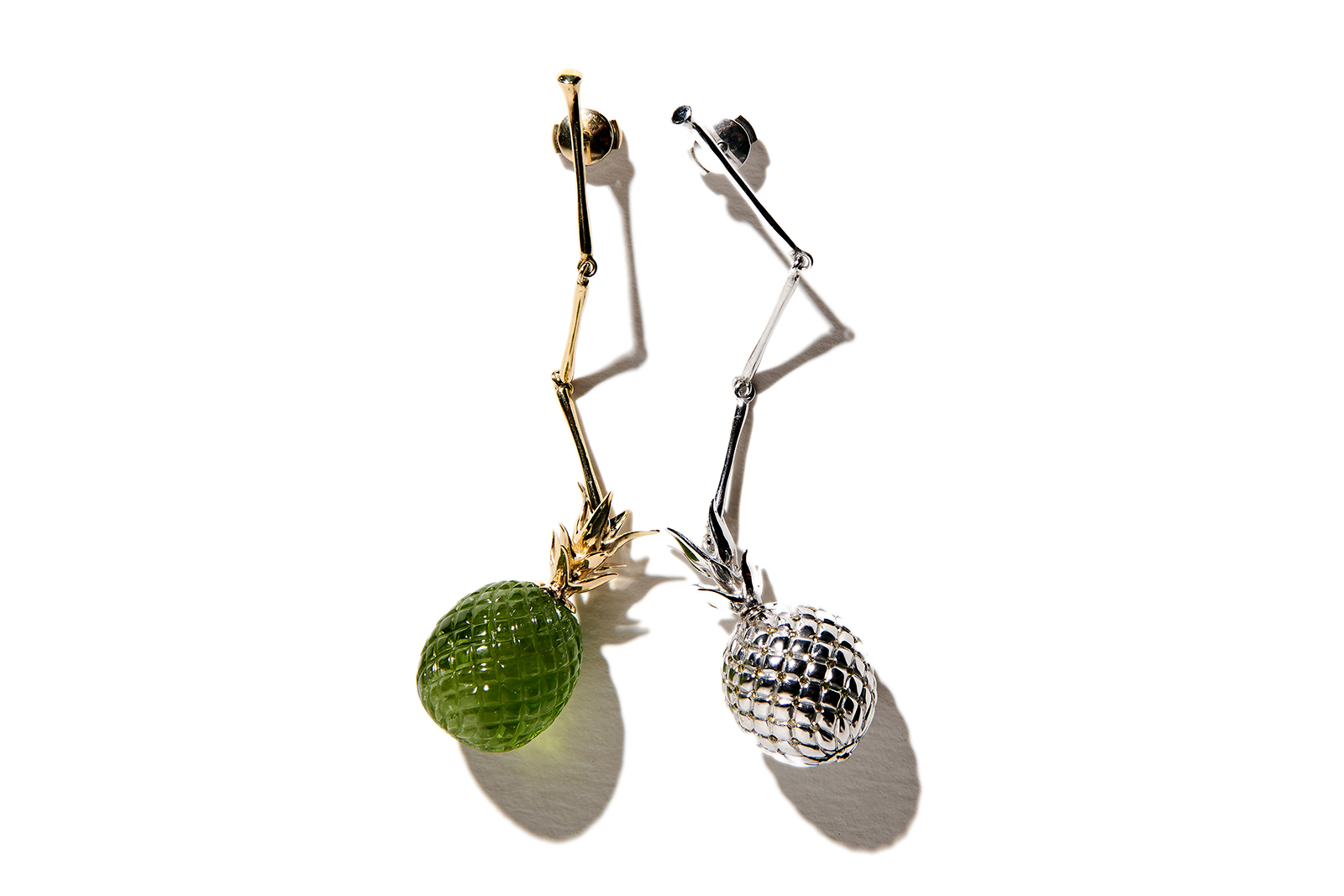  Francis de Lara 'The Francis Pineapples' earrings with a 40.62 carat peridot in 18k yellow gold and an 18kt white gold drop studded with yellow diamonds