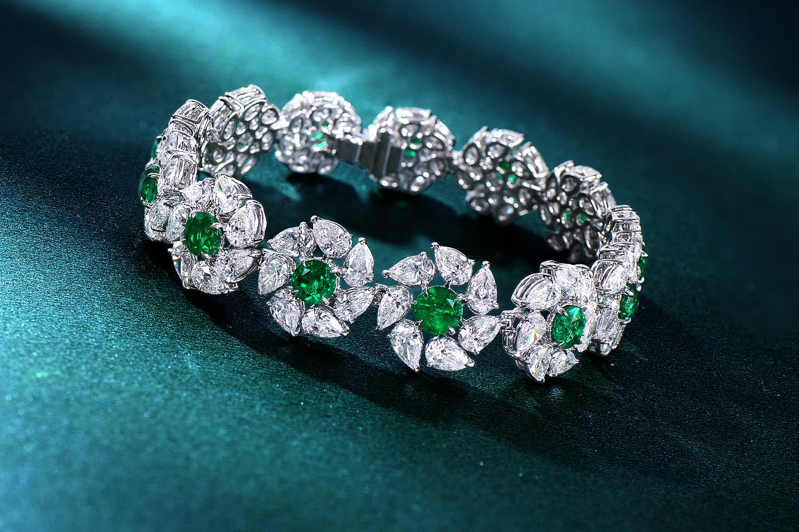 Astteria vivid green Colombian emerald and diamond bracelet
