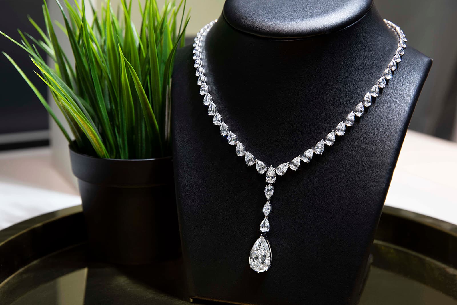 Astteria pear-shaped diamond necklace of 38 carats with a 15 carat pear-shaped diamond drop 