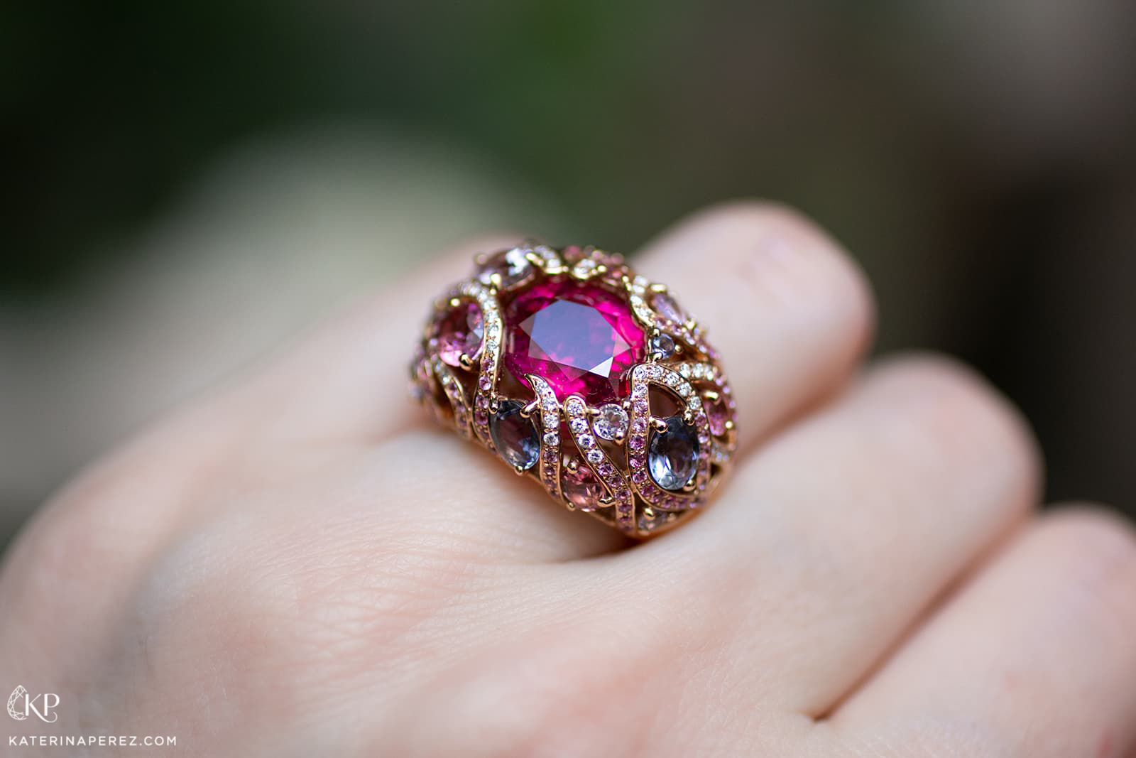  Isabelle Langlois Scherazade ring with a rubellite tourmaline and multicoloured sapphires 