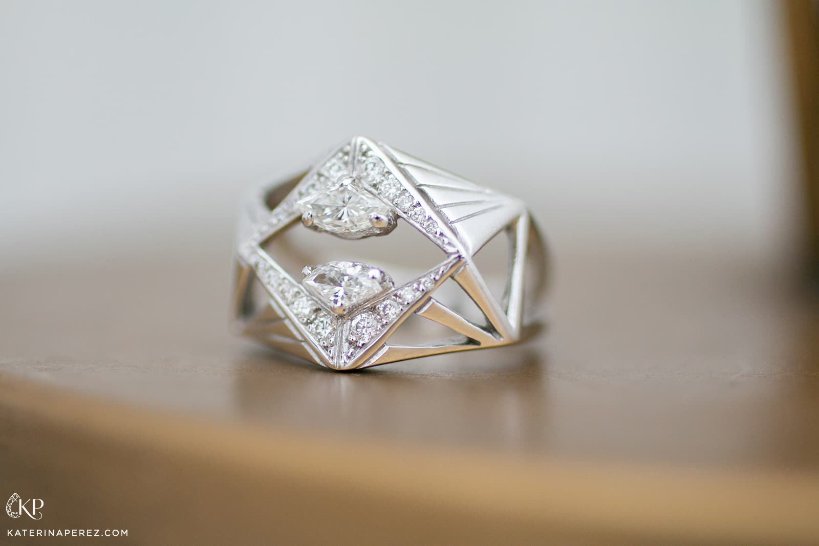  FLAV Papyrus ring in white gold and diamonds 