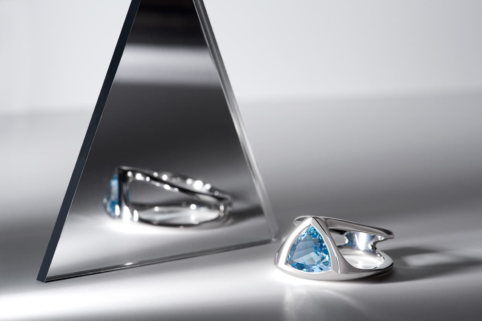  Amélie Viaene Kuti aquamarine ring set in white gold