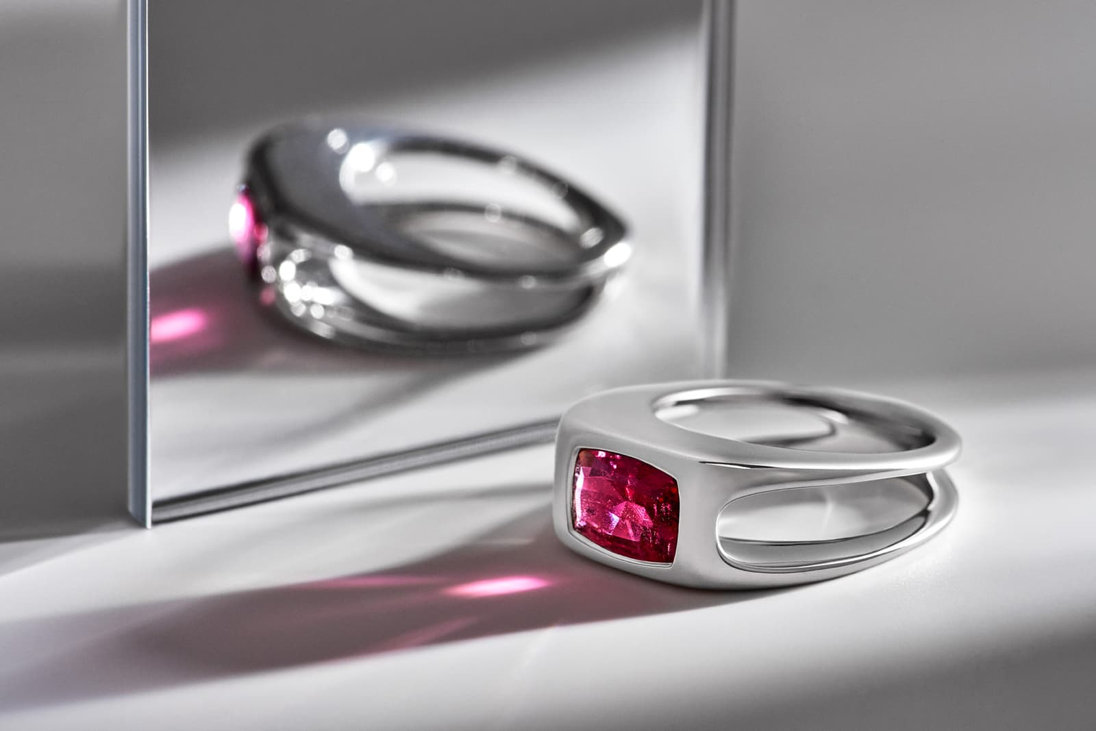  Amélie Viaene Vesper ring with a pink tourmaline set in white gold