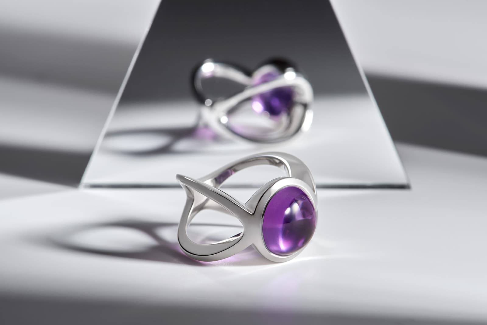  Amélie Viaene Zenobia ring with an amethyst set in white gold