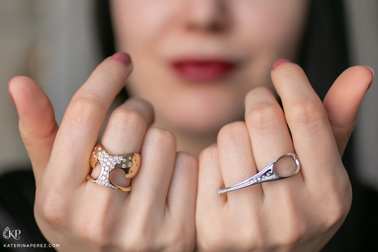  Amélie Viaene yellow gold and diamond ring as well as Rokia ring in white gold and diamonds