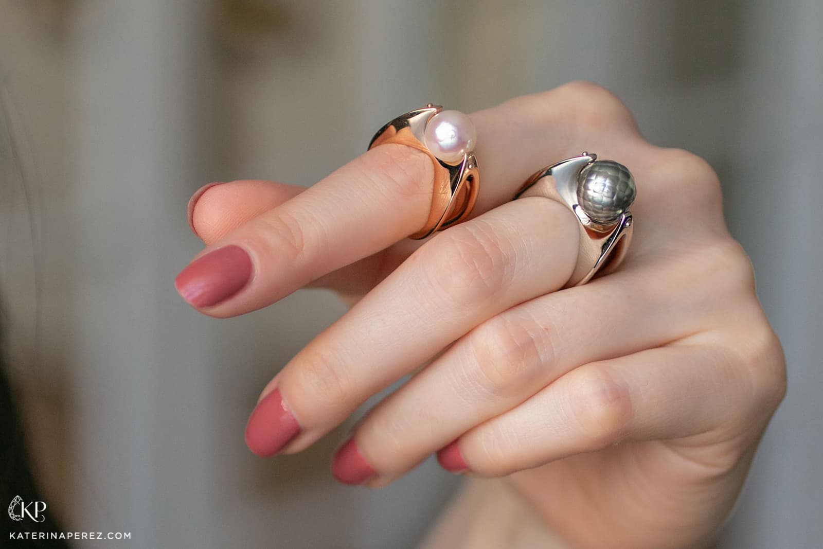  Amélie Viaene Mandala pearl rings in white gold