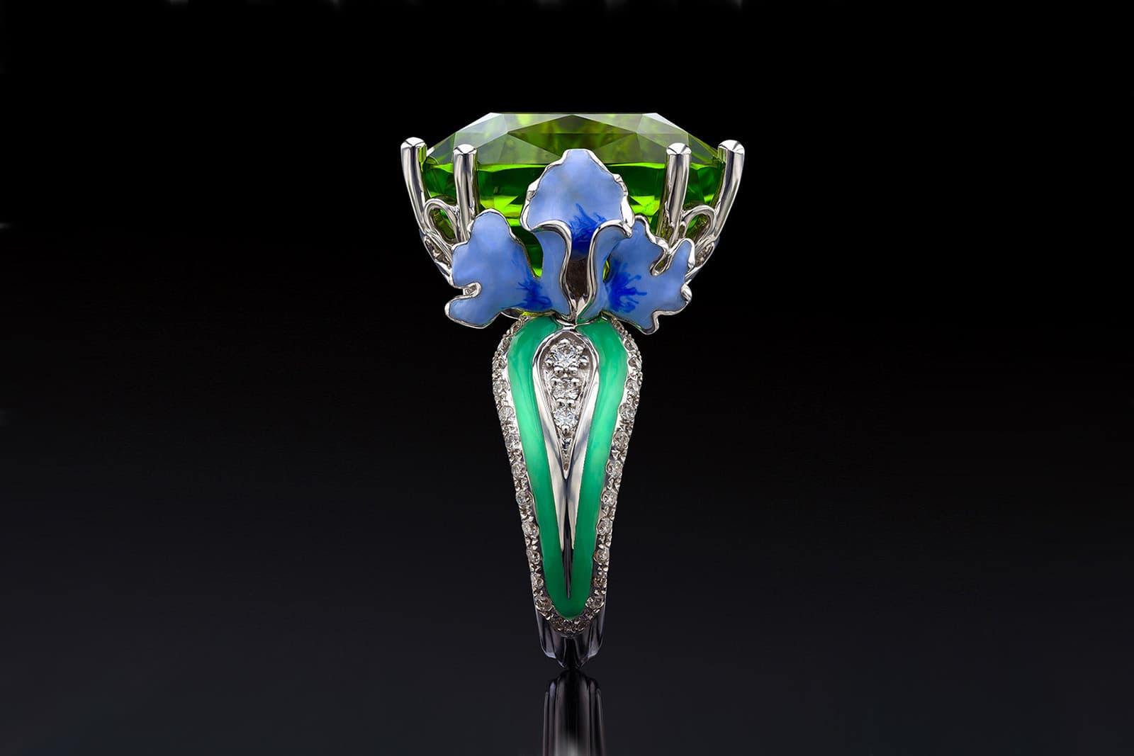  Izmestiev Diamonds Iris ring in white gold with enamel, chrysolite and diamonds from the Japanese Garden Collection