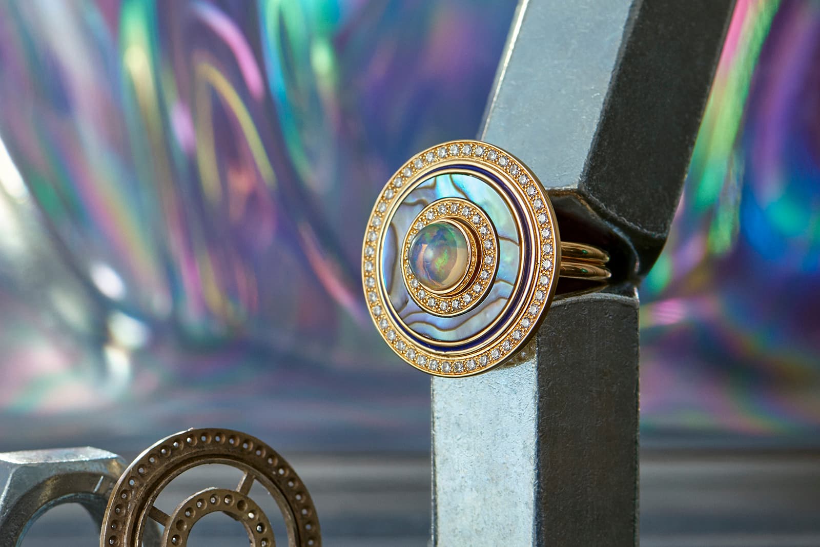  Persta SÎN ring in 18k yellow gold with abalone mother-of-pearl, diamonds and a opal solitaire