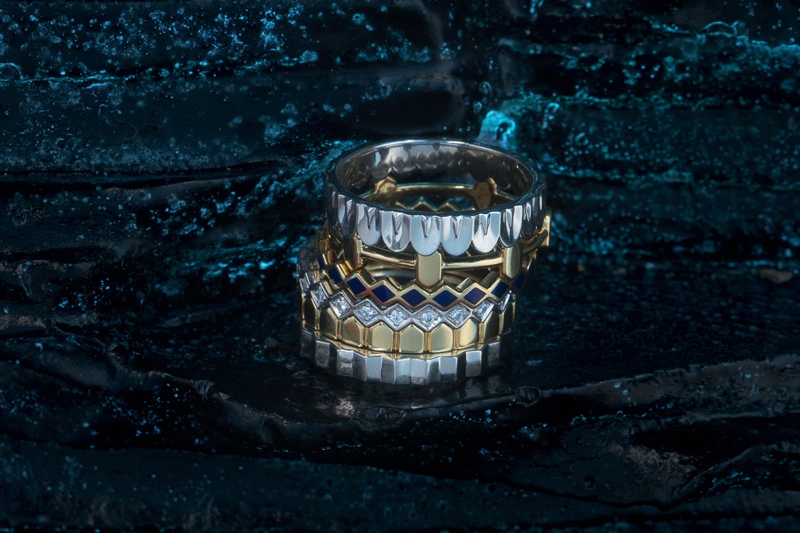  Persta rings in gold, lacquer and diamonds from the APKALLU Collection