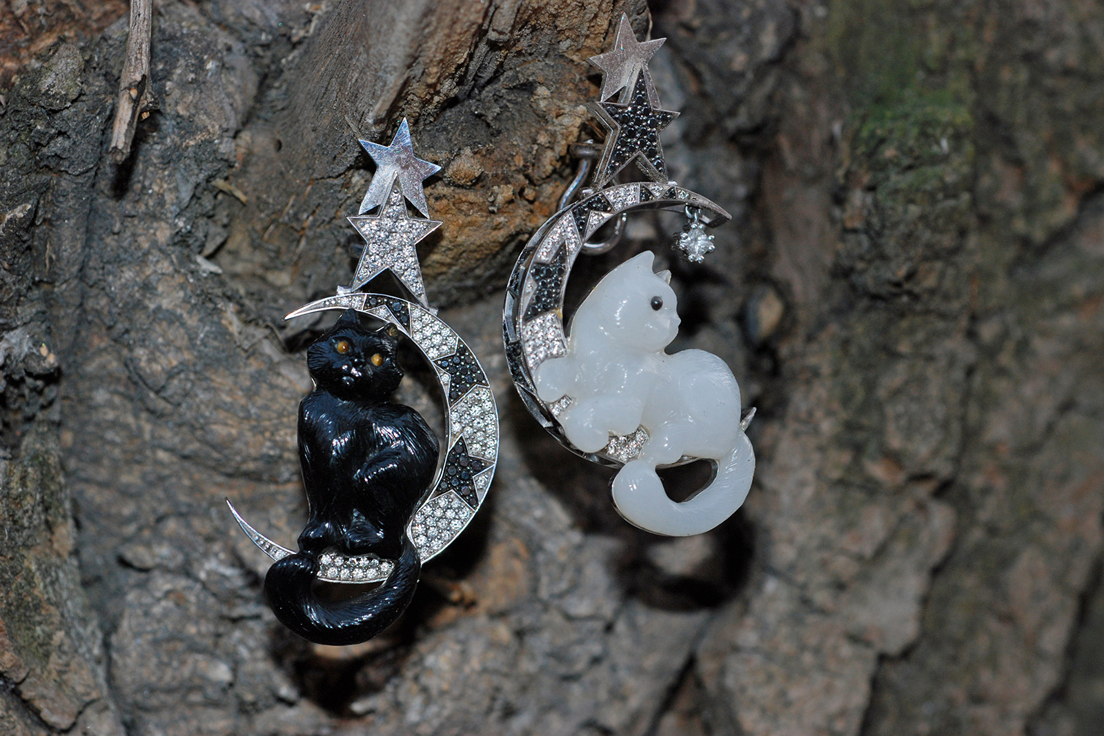  Ekaterina Kostrigina cat earrings in gold with diamonds, jade and onyx