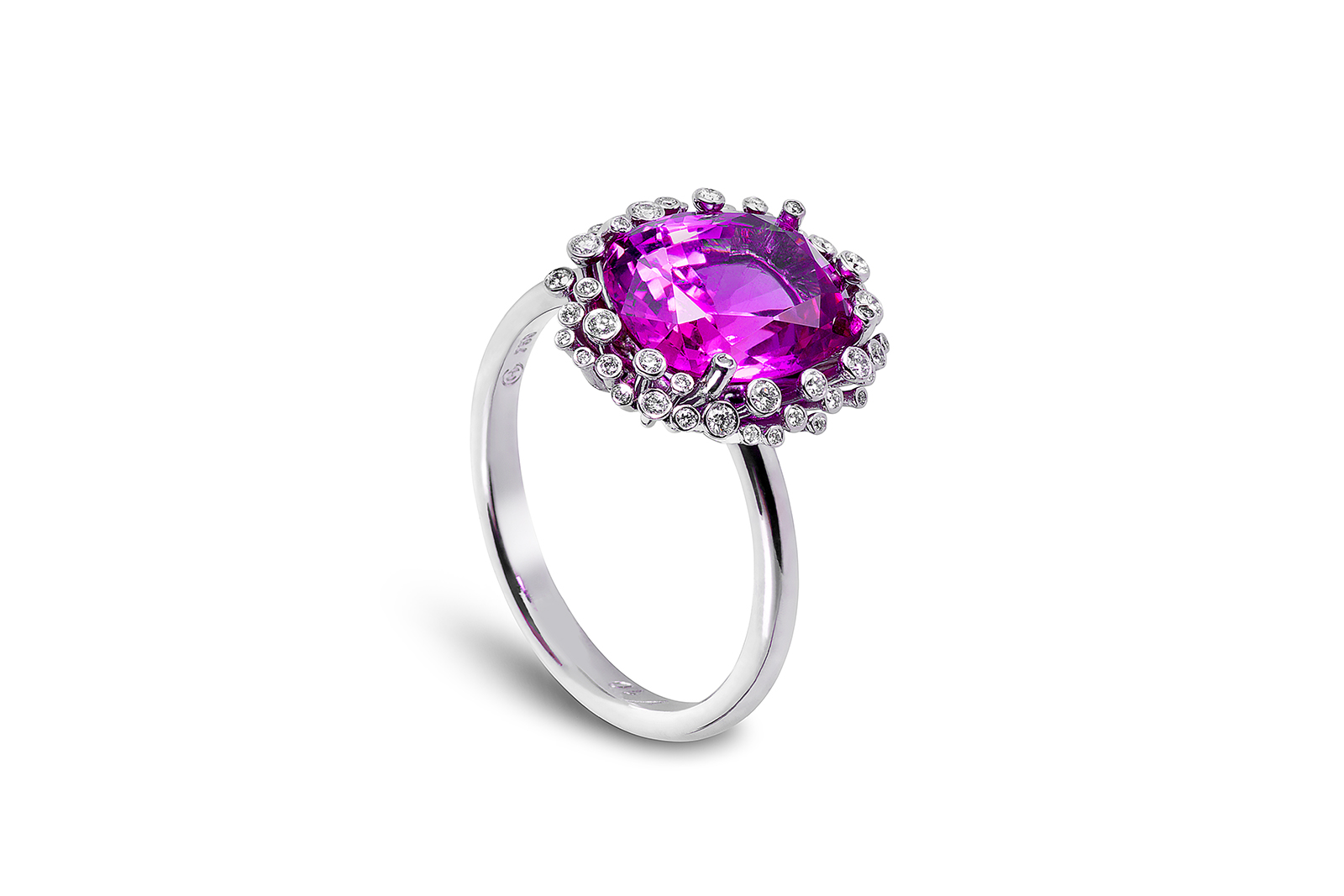  House of Geneva Horloge Fleurie Numéro 10 ring with a pink oval-shaped Madagascan sapphire of 3.90 carats in a diamond setting  