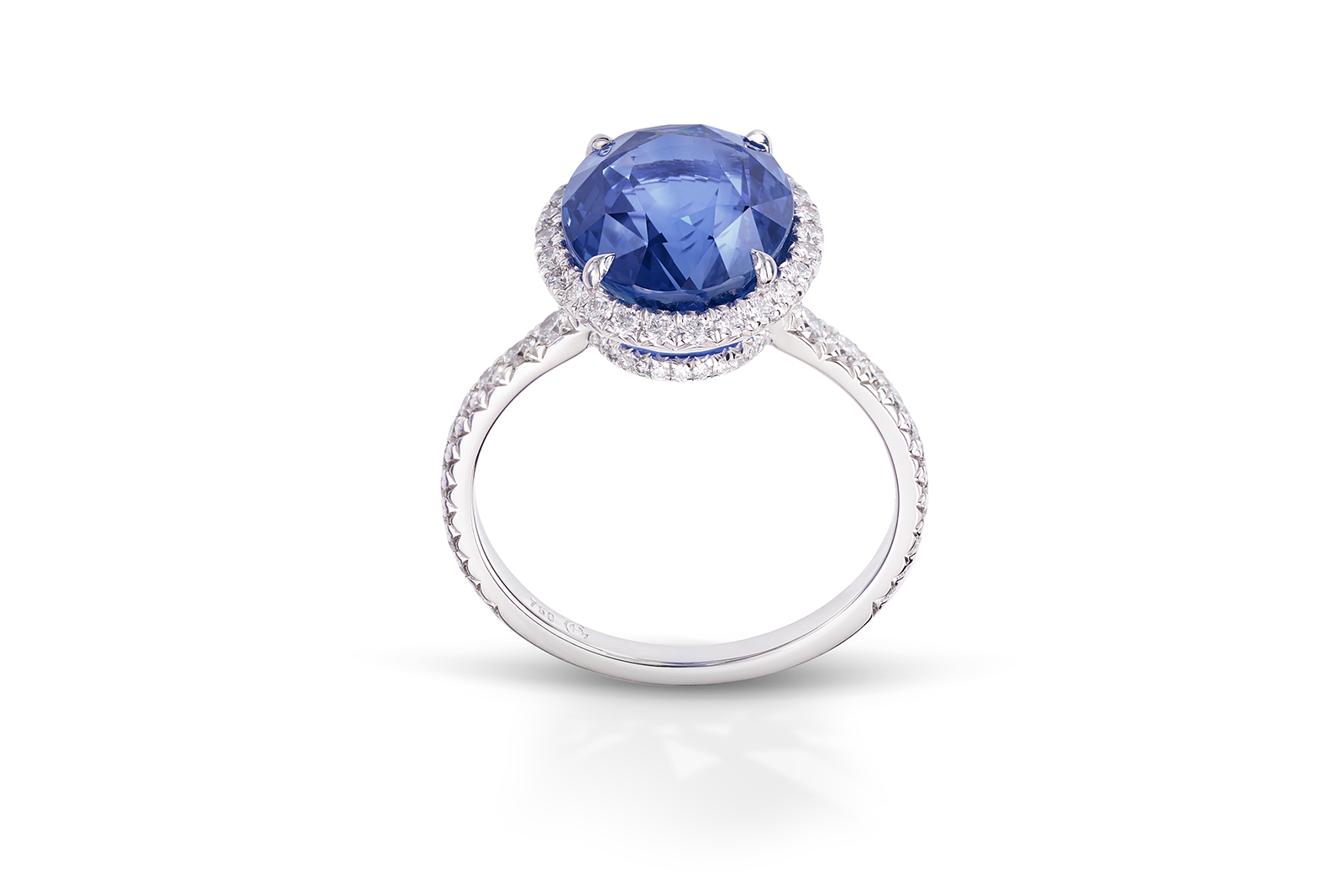  House of Geneva Vieille-Ville Numéro 6 ring with an oval unheated Ceylon sapphire of 6.18 carats 