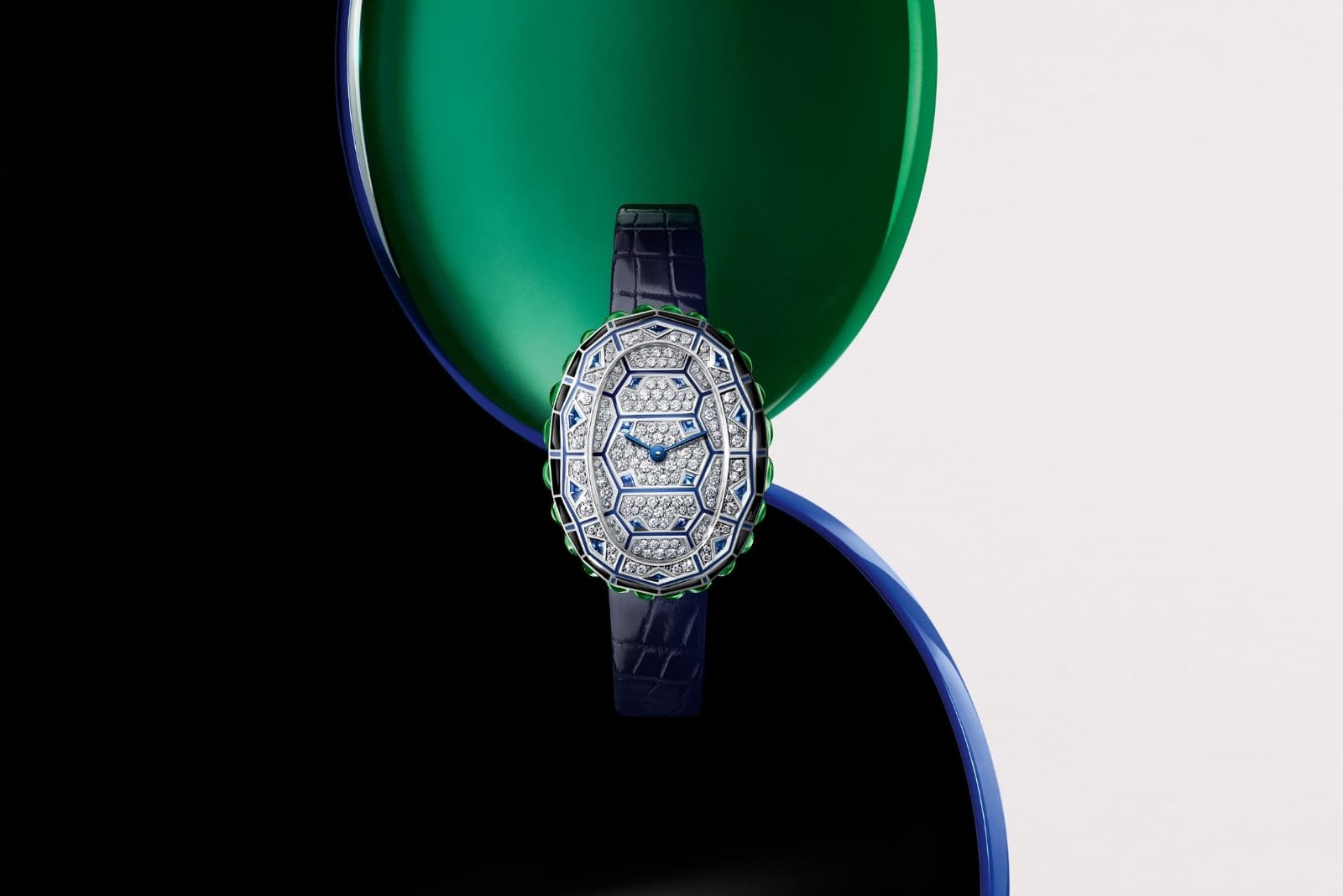  Cartier Libre Baignoire Tortue watch with anthracite and black geometric lines, filled with 171 brilliant-cut diamonds, 24 tsavorites and 18 sapphires