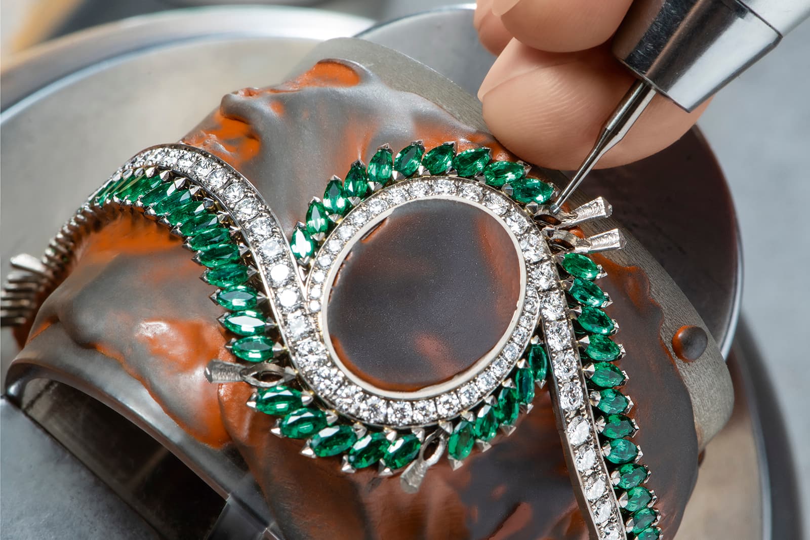  The Piaget Limelight Gala High Jewellery Black Opal watch contains 91 brilliant-cut diamonds of 5.28 carats