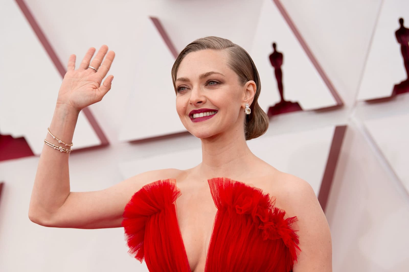  Amada Seyfried at the Oscars 2021 wearing a suite of jewels by Forevermark, including the Forevermark Exceptional Radiant vivid yellow diamond ring of 5.03 carats and a pair of Forevermark by Premier Gem yellow diamond drop earrings with a total weight of 10.45 carats