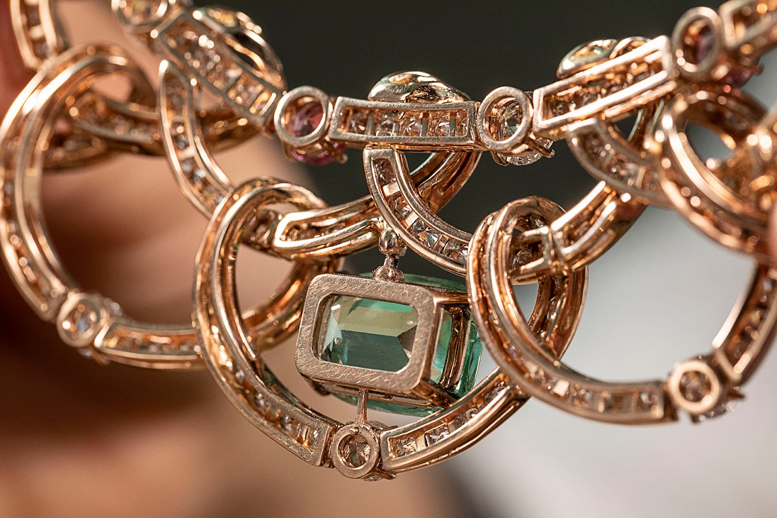  A closer look at the looping pattern of pink gold in this Bulgari Colour Journeys Paraiba Tourmaline High jewellery necklace