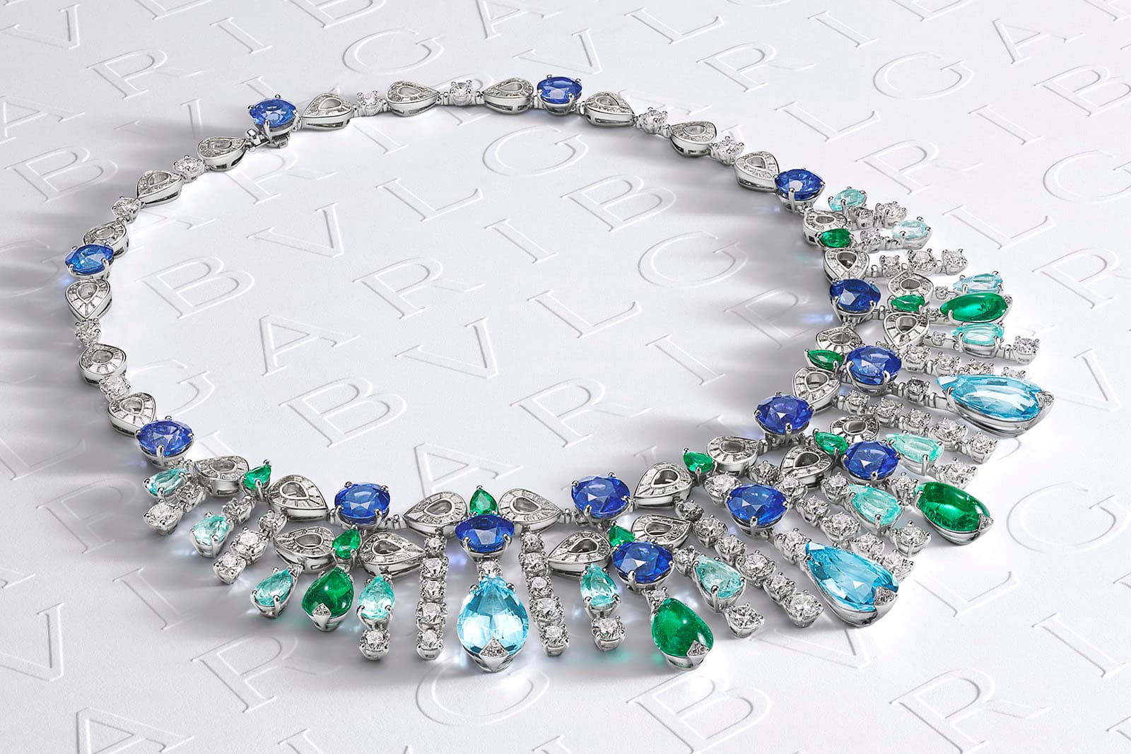 Колье Bulgari Color Journeys Paraiba Tourmaline High Jewellery из белого золота с 3 изумрудами (Замбия - 9,99 карата), 1 изумрудом (Колумбия - 1,81 карата), 3 аквамаринами (19,11 карата), 12 танзанитами (37,97 карата), 12 турмалинами параиба (12,19 карата), 9 изумрудами (3,35 карата), 360 фантазийными бриллиантами (FG VVS-VS 12,78 карата) и бесцветными бриллиантами