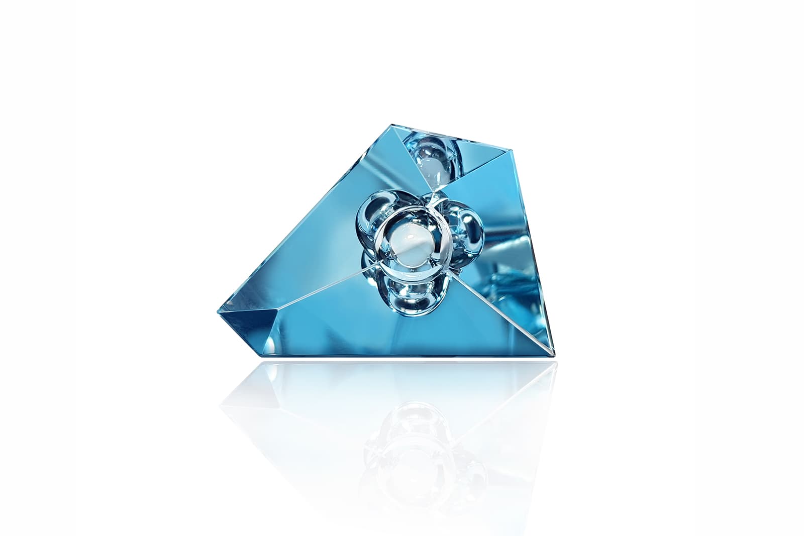  An aquamarine cut with bubble-like internal shapes by Atelier Munsteiner