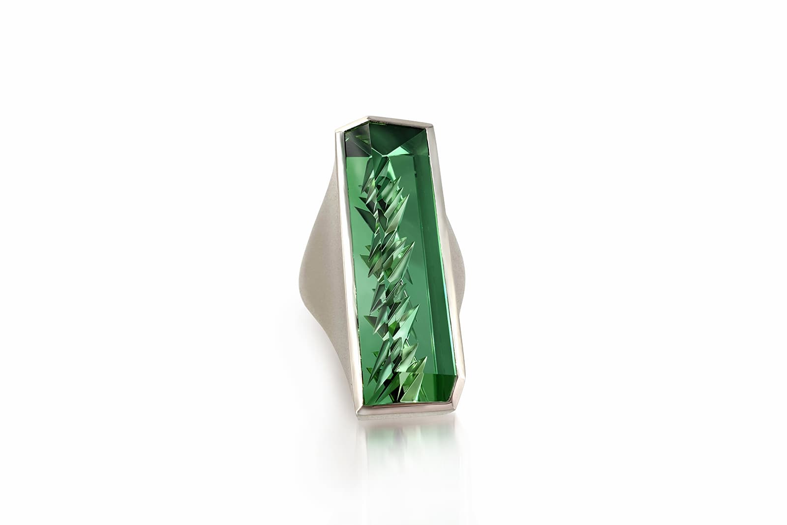  Atelier Munsteiner 'Ritmo' ring with a cut tourmaline set in platinum 