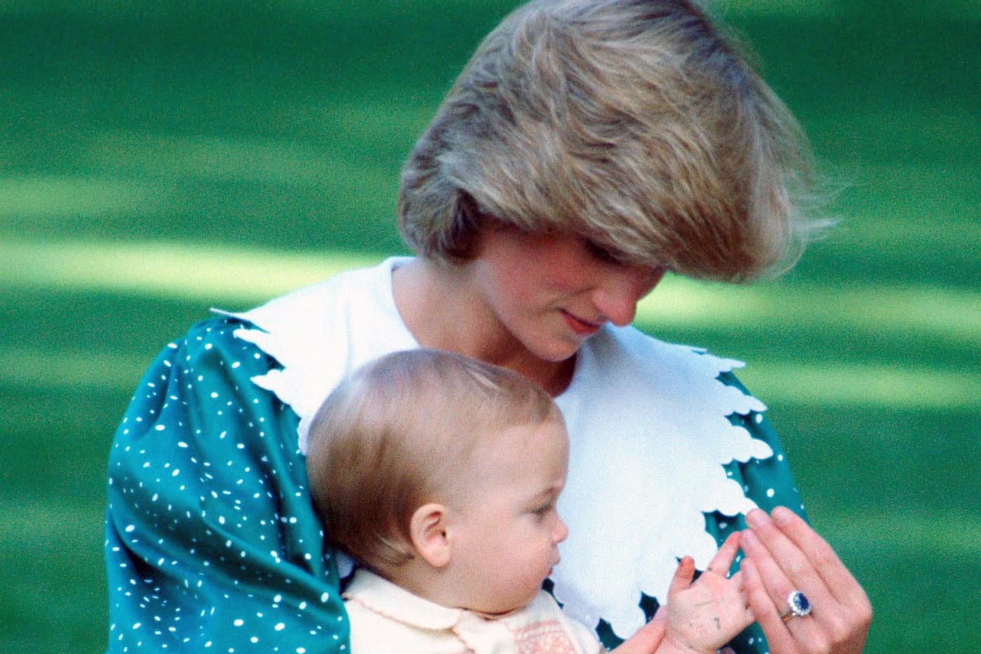  The oval-shaped sapphire in Princess Diana's engagement ring is thought to be of Sri Lankan origin
