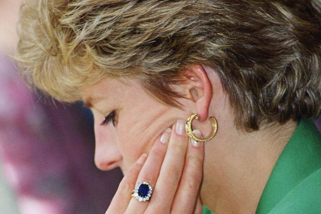  Princess Diana's sapphire and diamond engagement ring is now worn by the Duchess of Cambridge, Kate Middleton