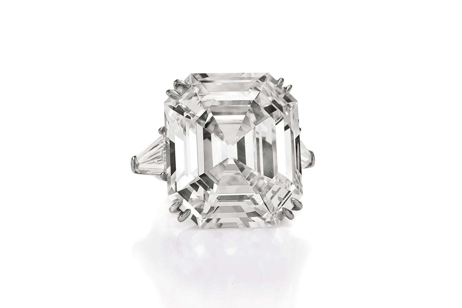  The Elizabeth Taylor diamond or ‘Krupp diamond’ – a 33.19 carat gift from Richard Burton, sold at Christie’s in New York for US $8.8 million 