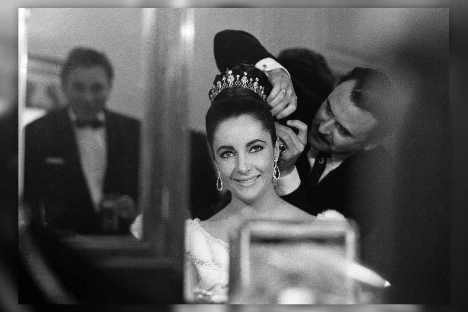  Hollywood actress Elizabeth Taylor was famous for her love affair with high jewellery, especially pieces by Bulgari. Here she is wearing a diamond-set tiara 