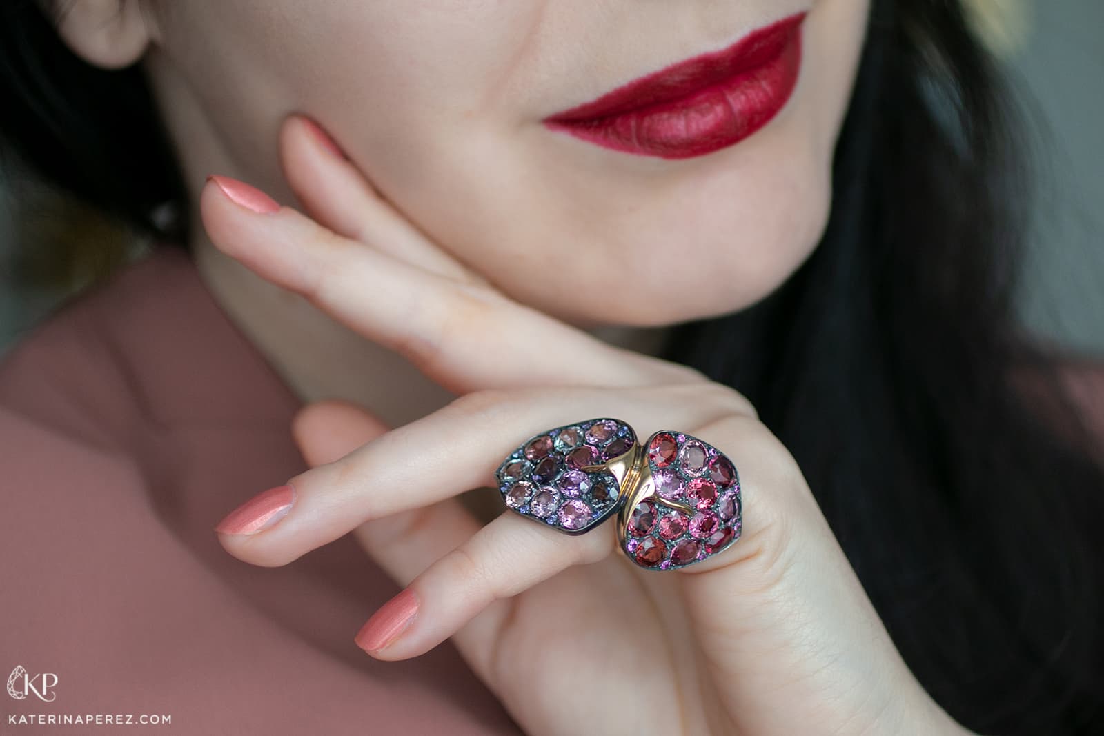 Maison Alix Dumas little finger ring with Burmese spinels in pink, orange, red and purple shades 