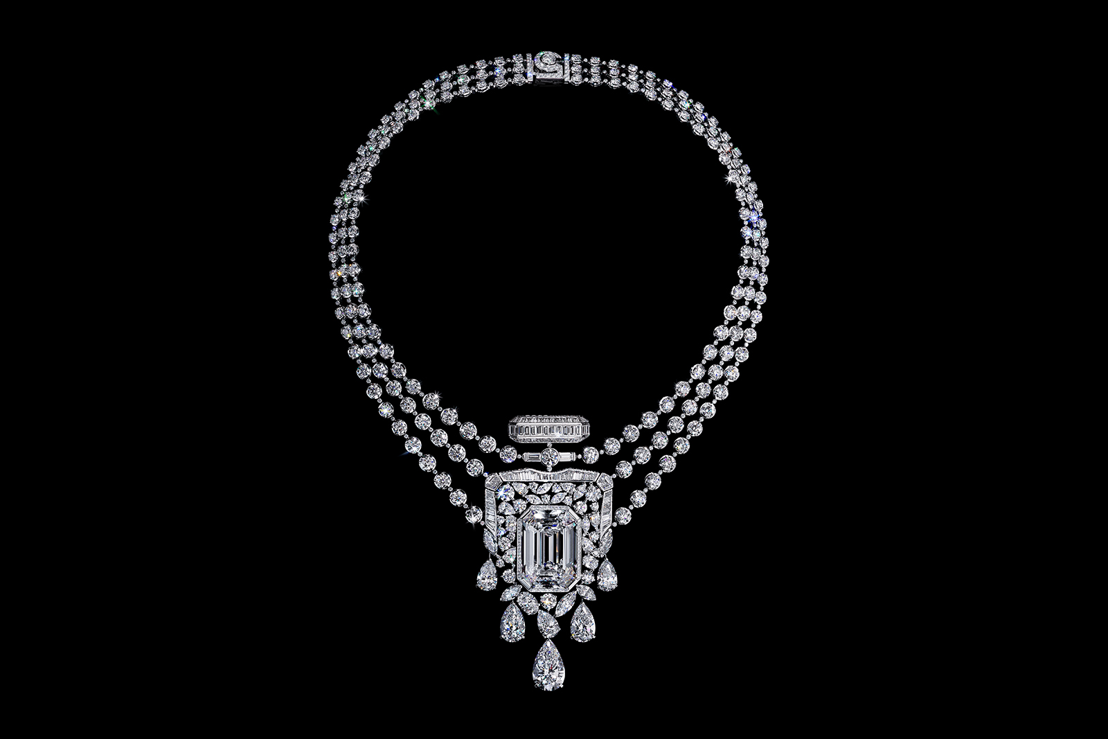  The shape of the Chanel 55.55 necklace from the Collection N°5 High Jewellery offering is inspired by a Chanel Collection N°5 perfume bottle 