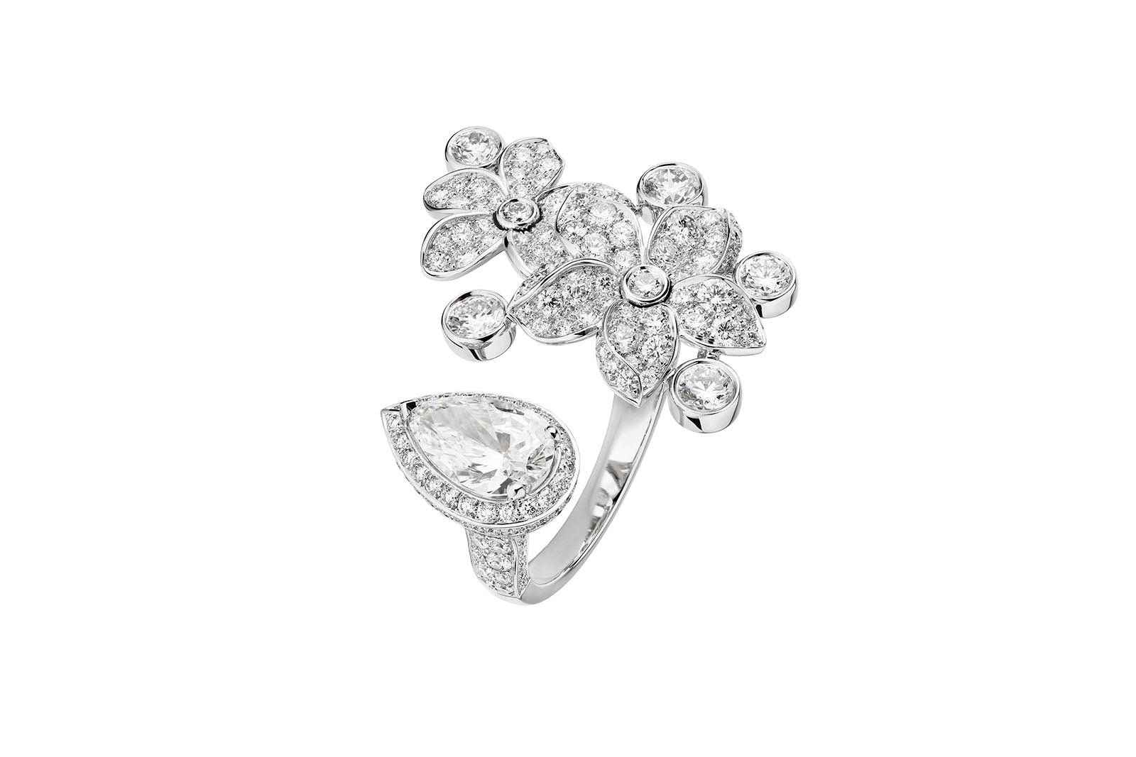  Chanel Grasse Jasmine High Jewellery ring from Collection N°5 in white gold and diamonds, including a pear-cut diamond of 1.52 carats 
