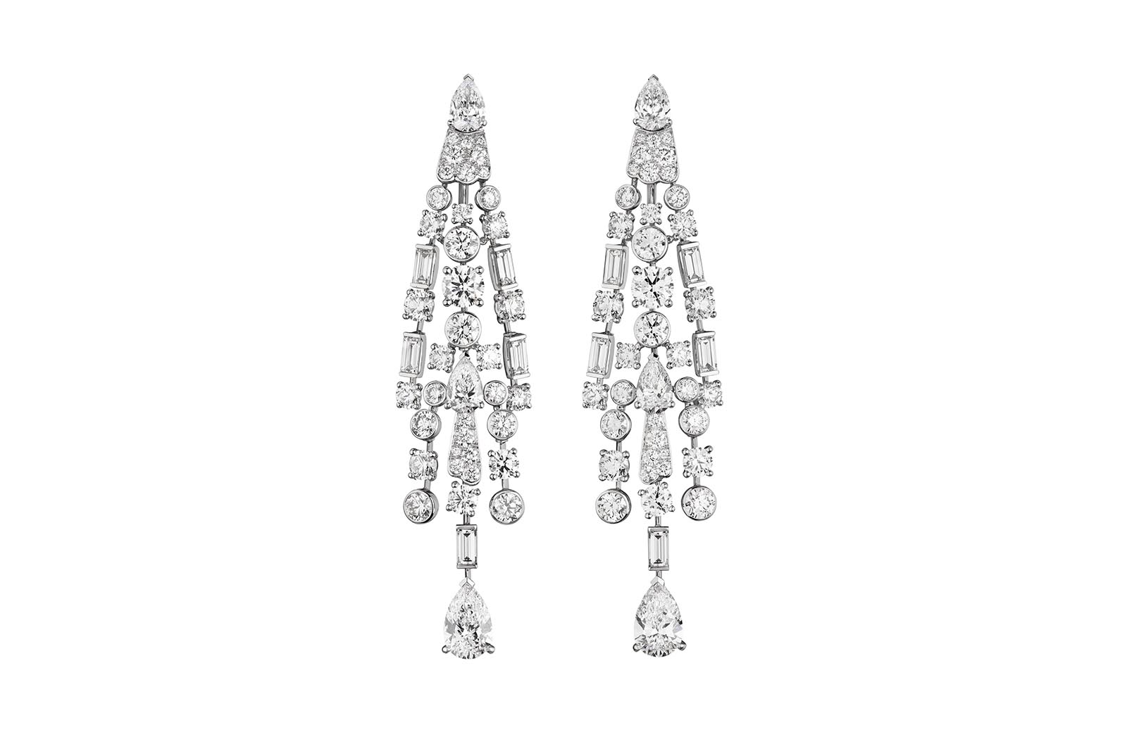 Chanel Diamond Sillage High Jewellery earrings from Collection N°5 in white gold and diamonds, including two pear-cut diamonds of 1.64 and 1.63 carats 