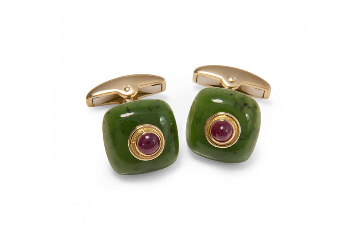  Deakin & Francis nephrite bouton cufflinks with a ruby centre in 18k yellow gold