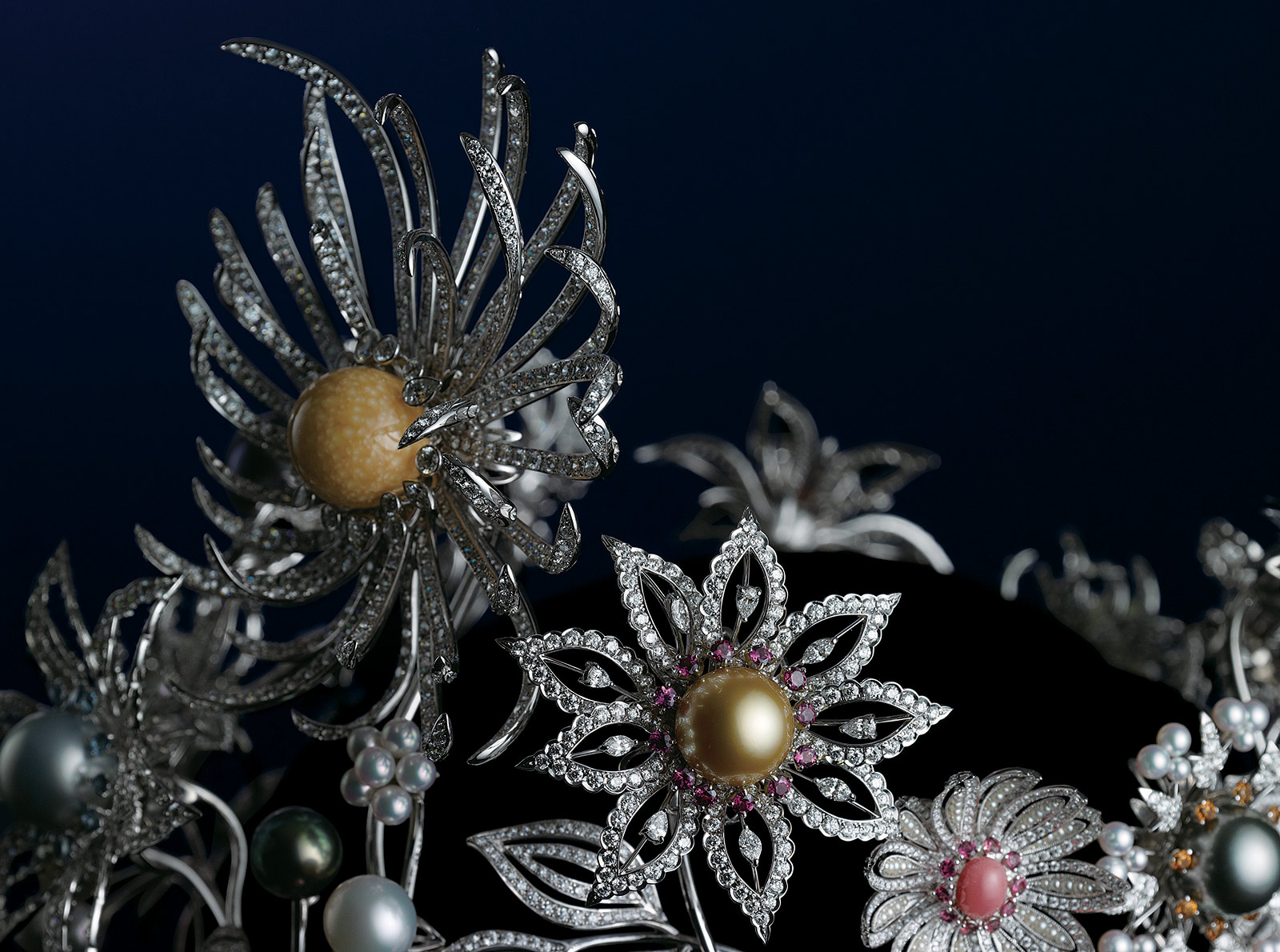 Праздничный дизайн Dreams & Pearls представляет собой букет из 12 цветков, украшенных редкой жемчужиной из разных концов мира: мело, конк, черным, золотым и белым южноморским жемчугом, а также акойя