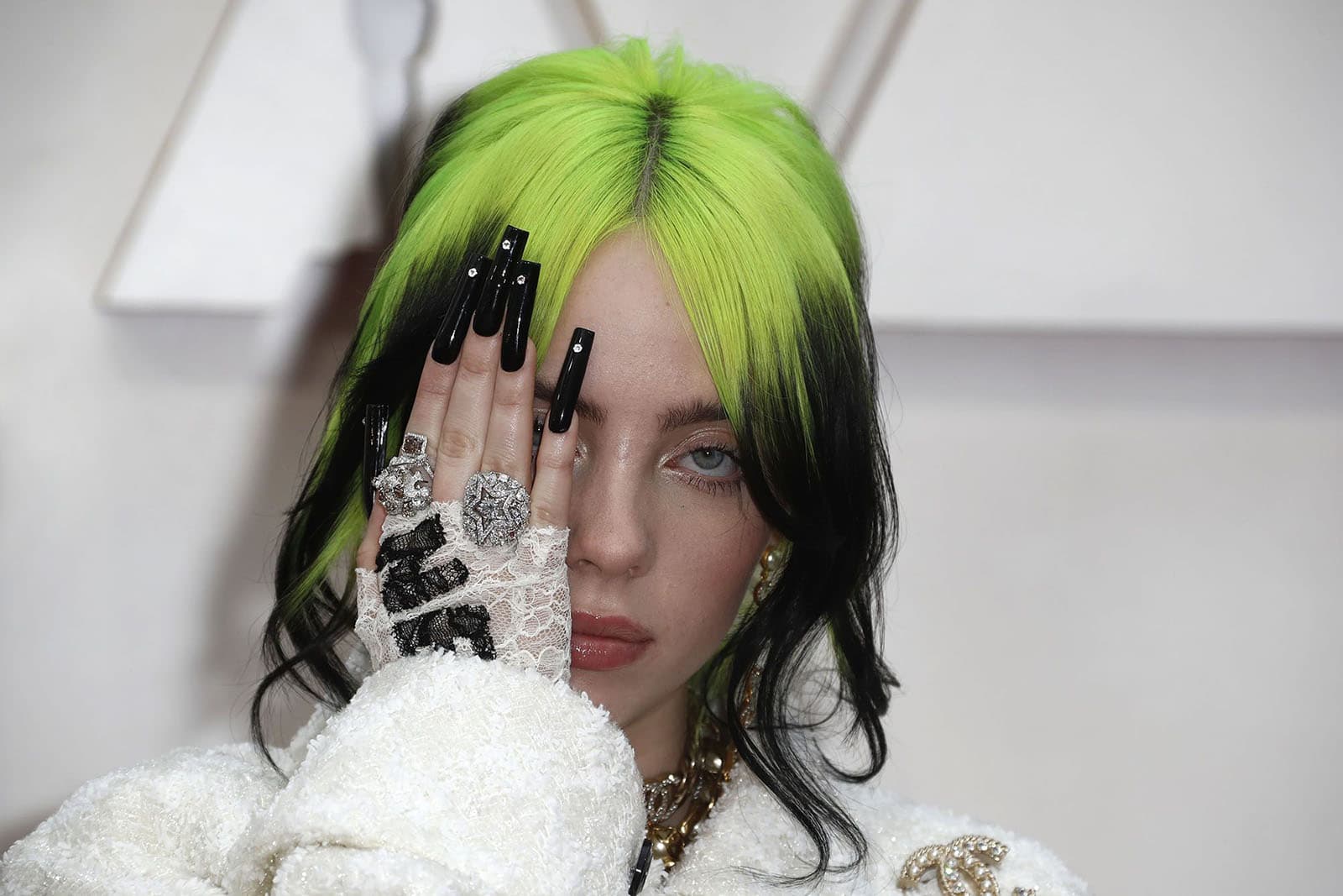 Singer Billie Eilish at the 92nd Annual Academy Awards in 2020 wearing statement cocktail rings 
