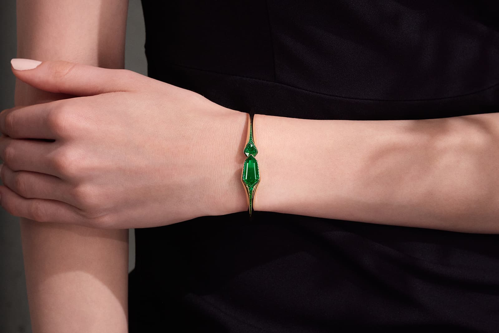 FORMS MUSE shield-shaped Colombian emerald bangle in platinum and 18k yellow gold