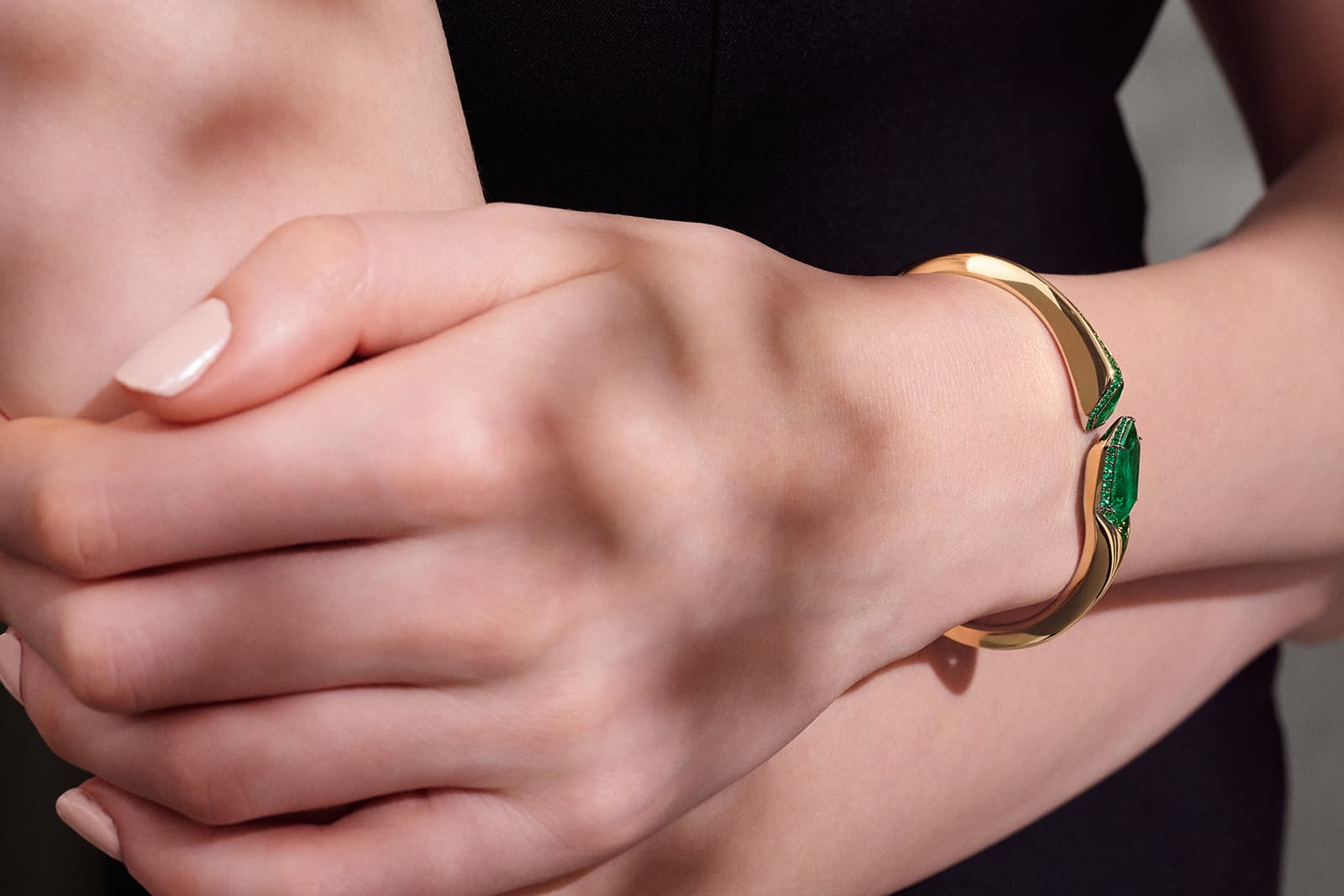  FORMS MUSE shield-shaped Colombian emerald bangle in platinum and 18k yellow gold, including one emerald of 3.97 carats 