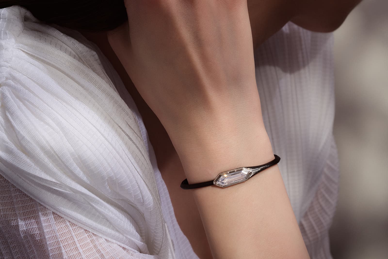  The FORMS MUSE shield-shaped diamond bangle in stainless steel 