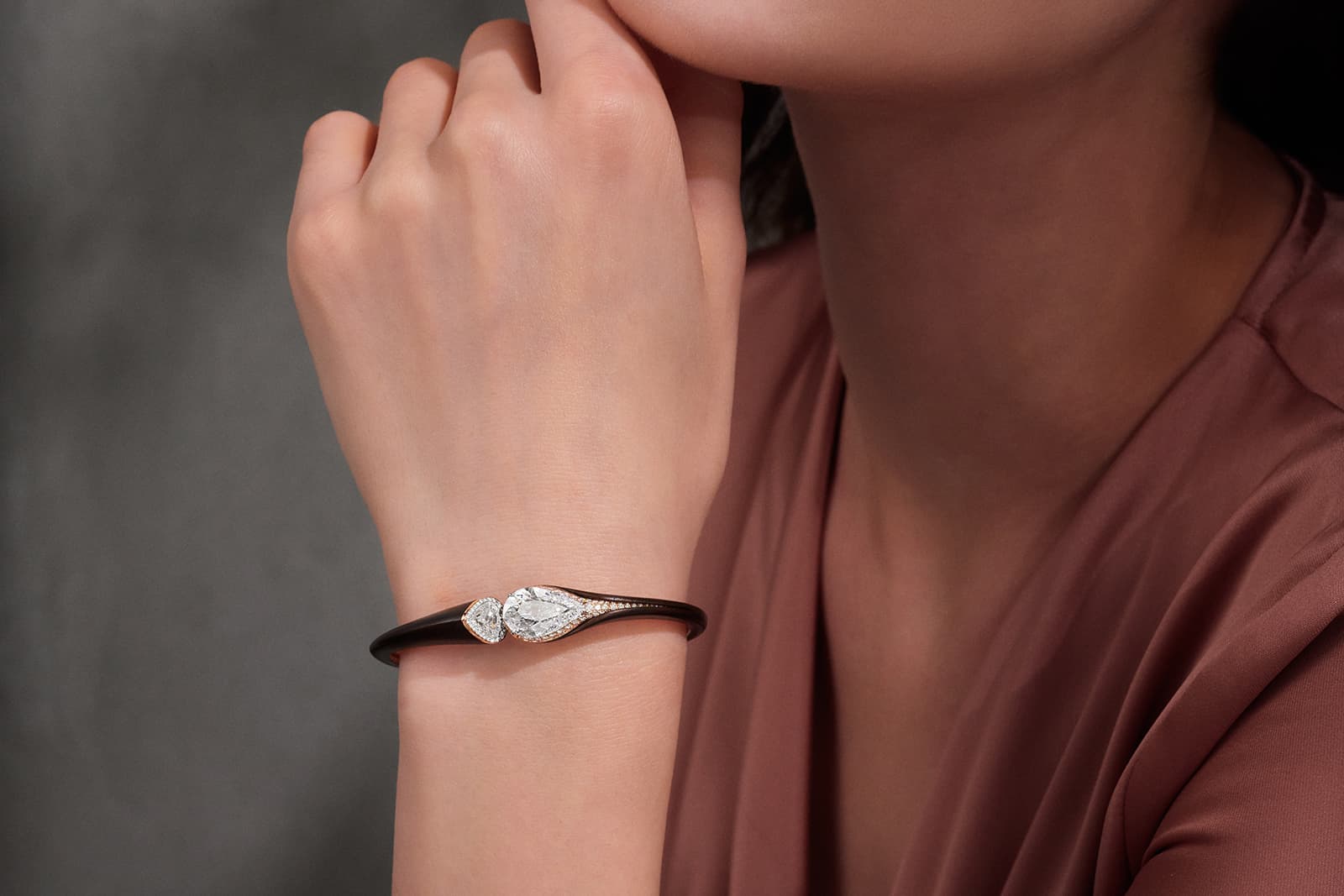  This FORMS MUSE collection bangle contains two pear-shaped diamonds of 3.05 and 1.8 carats