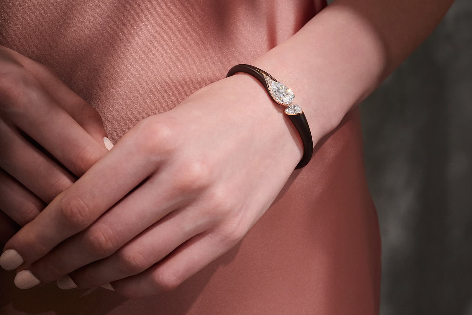  The outer surface of this FORMS MUSE collection bangle is fashioned with a charcoal-coloured patina