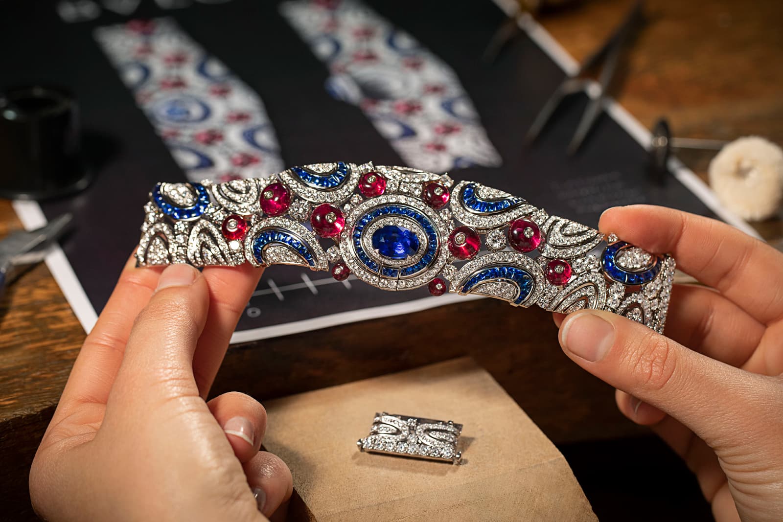  Bulgari Celestial Sky High Jewellery secret watch in the MAGNIFICA collection contains a 6 carat oval-cut Sri Lankan sapphire