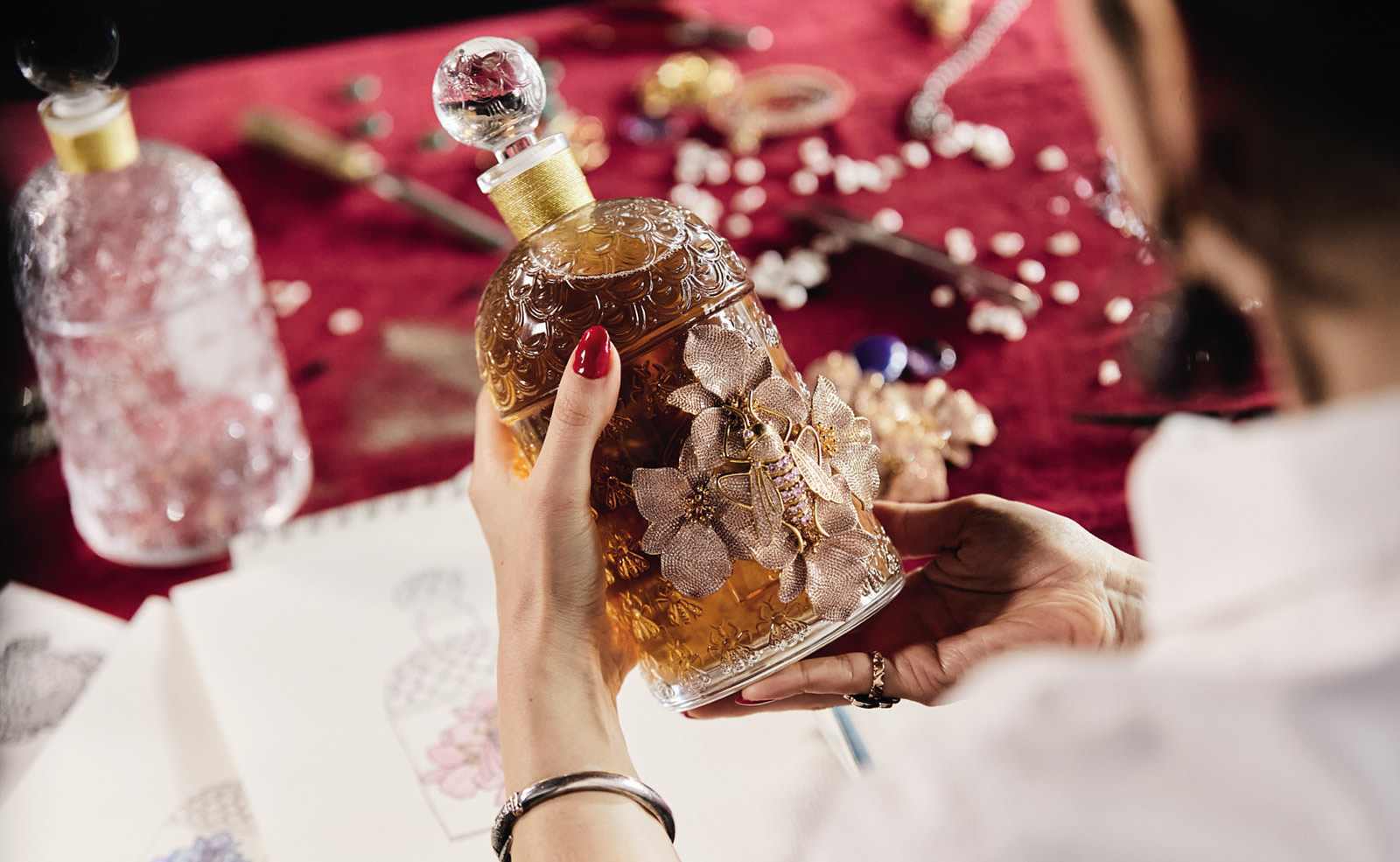новые эксклюзивные духи Le Songe de la Reine, аромат которого разработал французский парфюмерный дом Guerlain, а флакон - турецкий дизайнер Бегюм Хан (Begüm Khan)