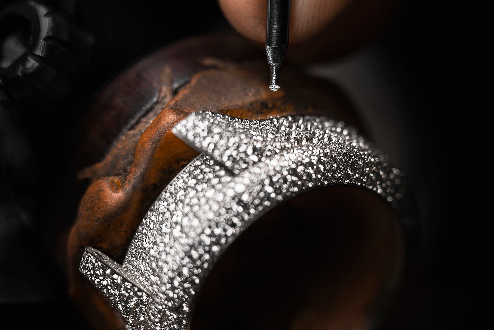  The art of diamond setting is required for variations of the Dior Grand Soir Jardins de Nuit watch 
