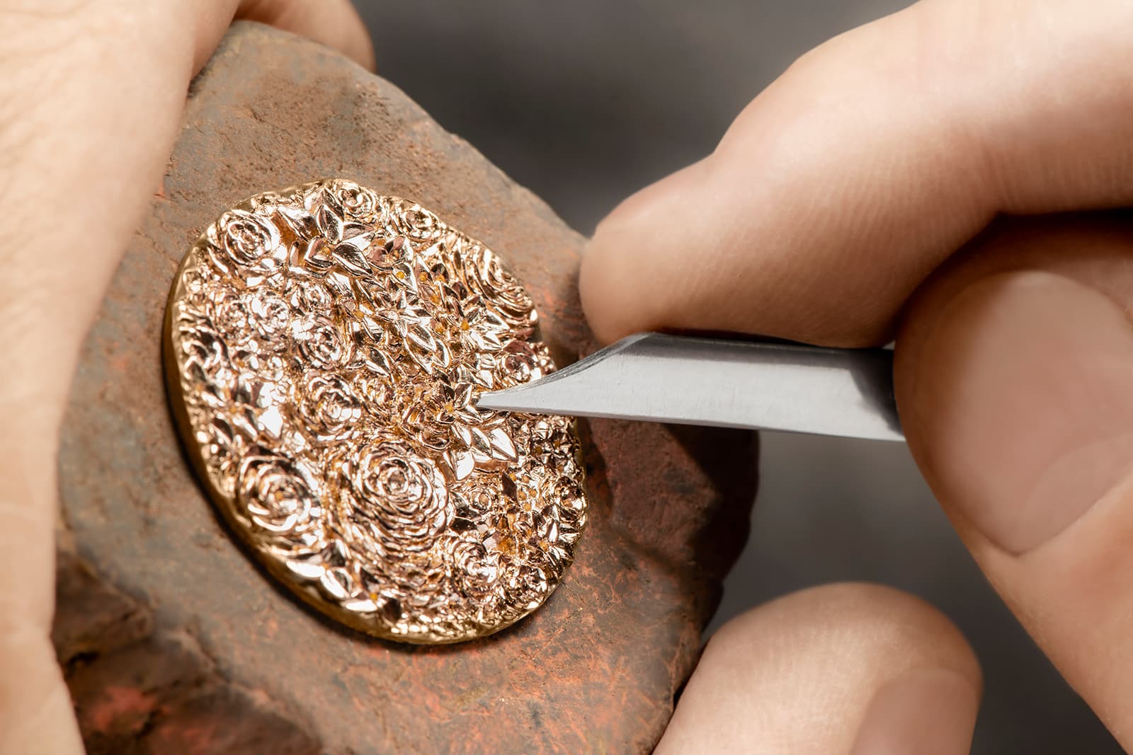  This gold engraved dial features in one version of the Piaget Altiplano Rose Bouquet Métiers d’Art watch