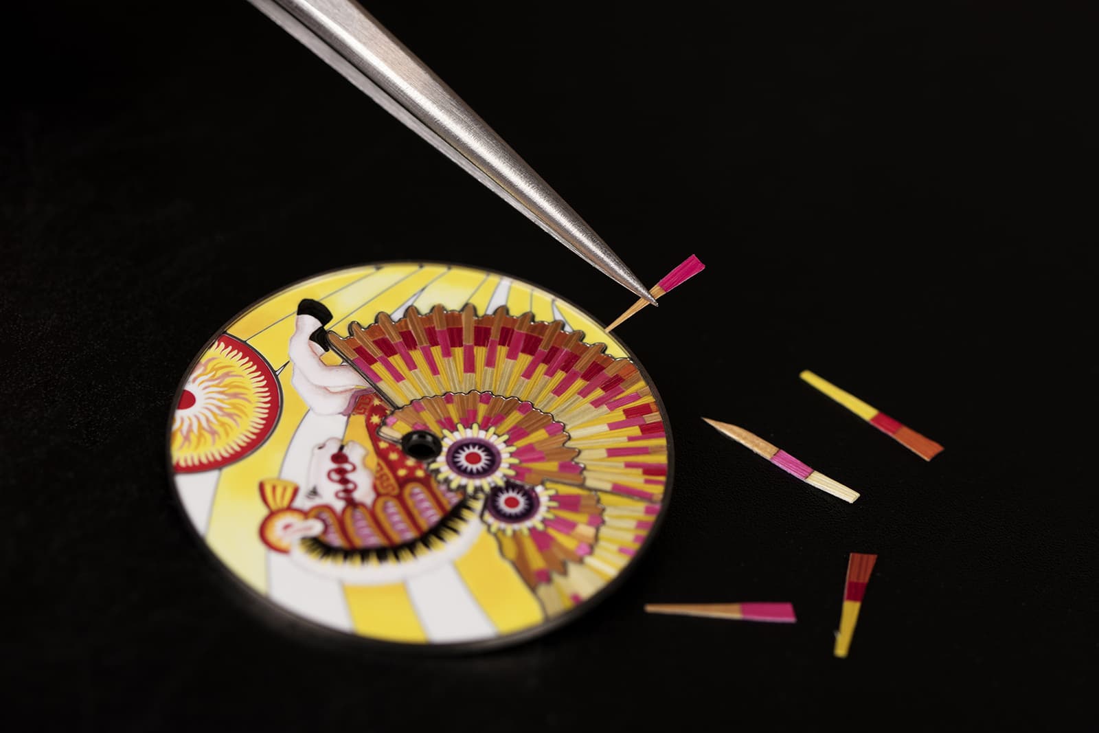  The Slim d’Hermès La Source de Pégase is decorated with straw marquetry and enamel