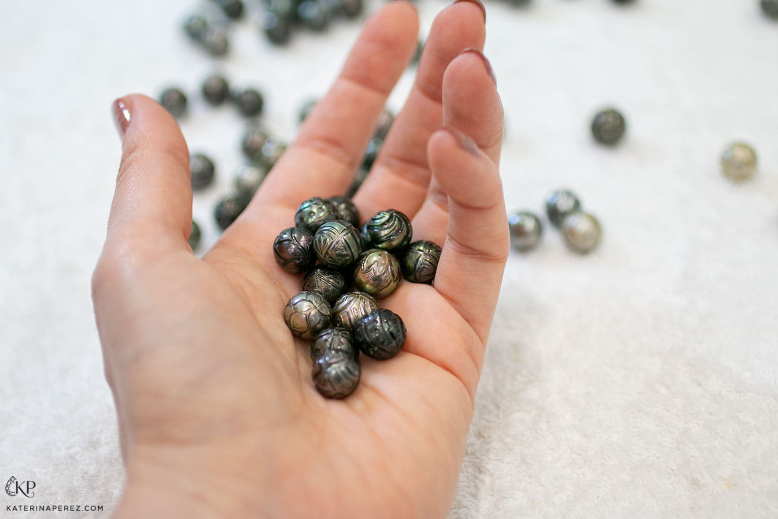  Carved and decorated Tahitian pearls with grey, blue and black colours by Les Merveilles du Pacifique 