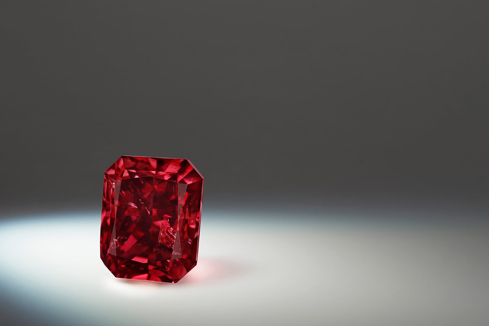 Argyle Bohème – фантазийный красный бриллиант в огранке «радиант» весом 1,01 карата