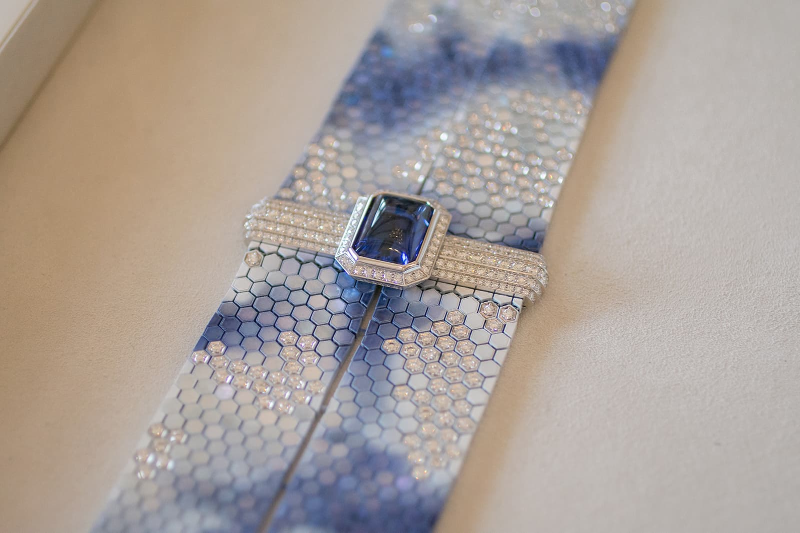  The Fenêtre sur Ciel necklace by Boucheron is set with a faceted tanzanite on a flexible mesh