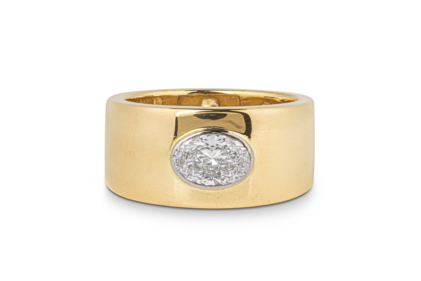  Jessie Thomas Cigar ring in 18k gold with an oval-shaped diamond