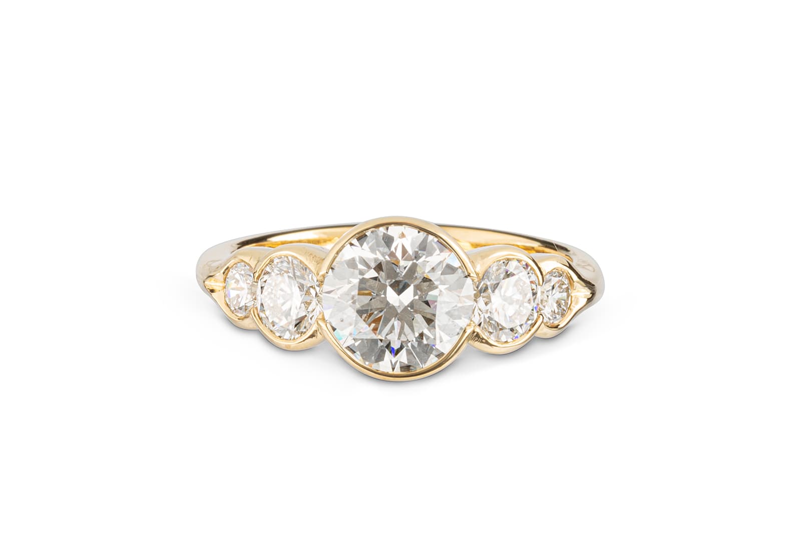  Jessie Thomas Scalloped ring in 18k gold with brilliant-cut diamonds and a 1.8 carat centre stone
